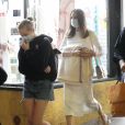 Angelina Jolie est allée faire du shopping chez Ethiopian Design avec ses filles Zahara et Shiloh à Los Angeles. Le 8 janvier 2021.