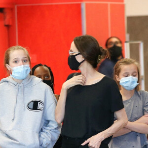 Zahara Jolie-Pitt, Shiloh Jolie-Pitt (John), Vivienne Jolie-Pitt, Angelina Jolie - Exclusif - A. Jolie est allée faire des courses avec ses filles chez Target dans le quartier de West Hollywood à Los Angeles. Le 19 septembre 2020.