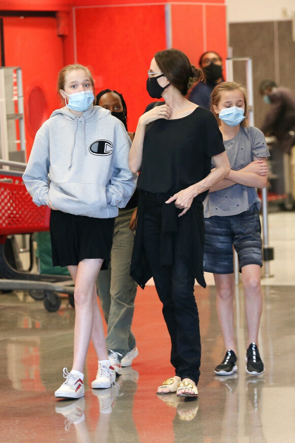 Zahara Jolie-Pitt, Shiloh Jolie-Pitt (John), Vivienne Jolie-Pitt, Angelina Jolie - Exclusif - A. Jolie est allée faire des courses avec ses filles chez Target dans le quartier de West Hollywood à Los Angeles. Le 19 septembre 2020.