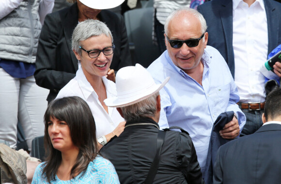 Estelle Denis, Raymond Domenech, François Berléand et sa compagne Alexia Stresi - People dans les tribunes des Internationaux de France de tennis de Roland Garros à Paris. Le 1er juin 2015.