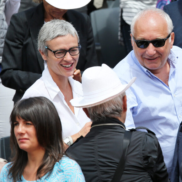 Estelle Denis, Raymond Domenech, François Berléand et sa compagne Alexia Stresi - People dans les tribunes des Internationaux de France de tennis de Roland Garros à Paris. Le 1er juin 2015.