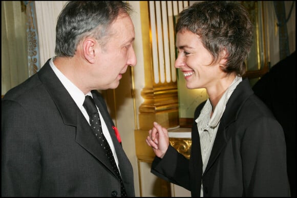 Alexia Stresi et François Berléand, nommé chevalier de la Légion d'honneur au ministère de la Culture, à Paris, en 2006.