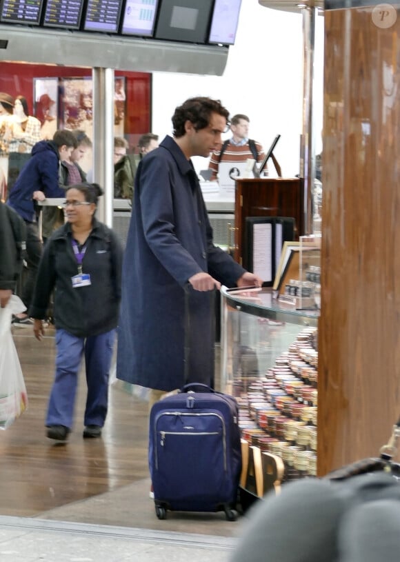 Exclusif - Mika achète du caviar dans une boutique de l'aéroport d'Heathrow à Londres le 10 octobre 2019.