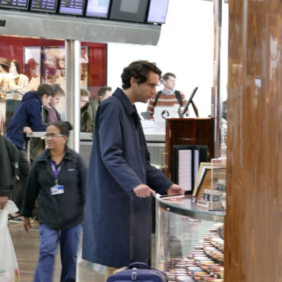 Exclusif - Mika achète du caviar dans une boutique de l'aéroport d'Heathrow à Londres le 10 octobre 2019.