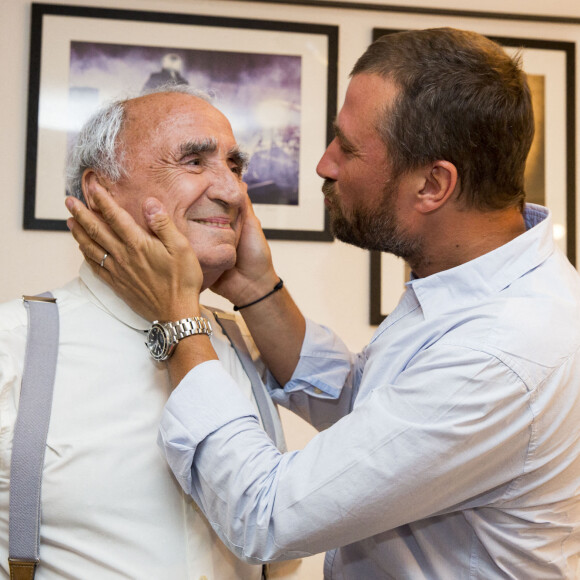 Claude Brasseur et son fils Alexandre dans les coulisses du Festival de Ramatuelle, pour la pièce "La Colère du Tigre". Le 6 août 2015 © Cyril Bruneau / Festival de Ramatuelle / Bestimage