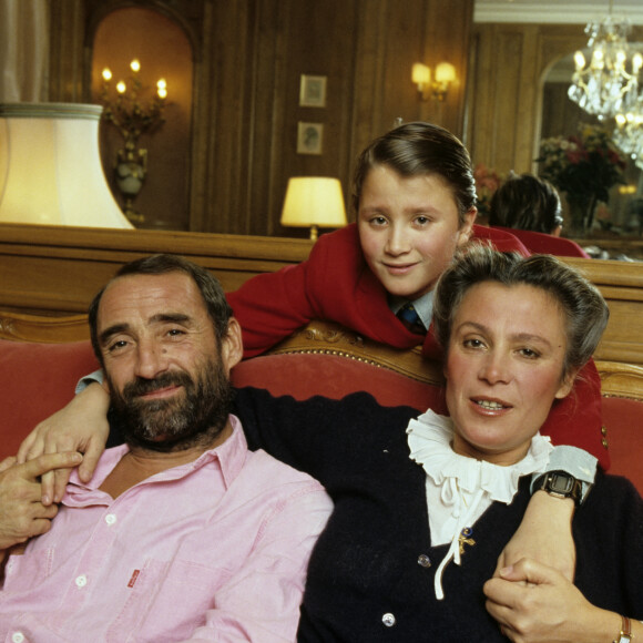 En France, à Paris, dans une suite de l'hôtel Plaza-Athénée, rendez-vous avec Claude Brasseur, sa femme Michèle et leur fils Alexandre. Le 30 décembre 1983. © Jean-Claude Colin via Bestimage