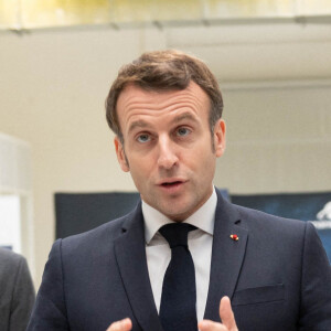 Le président français Emmanuel Macron visite le site d'ArianeGroup avec le ministre français de l'Économie Bruno Le Maire et le ministre français des Outre-mer Sébastien Lecornu. Vernon, le 12 janvier 2021. Jacques Witt / Pool / Bestimage