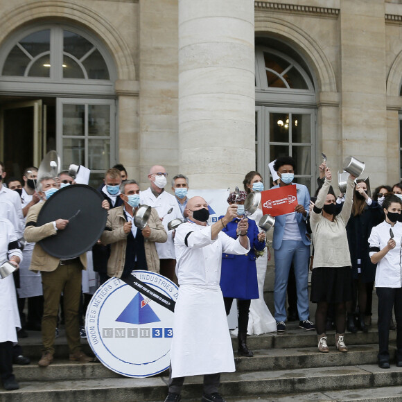 Le grand chef Bordelais et présentateur TV Philippe Etchebest organise un concert de casseroles devant son restaurant Bordelais "Le 4ème Mur" avec son équipe afin de soutenir l'ouverture des restaurants pendant la crise liée à l'épidémie de Coronavirus (COVID-19), le 2 Octobre 2020 à Bordeaux.