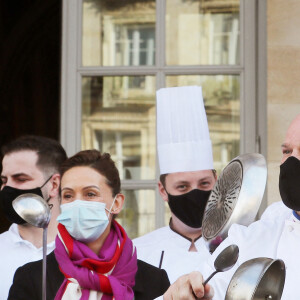Dominique Etchebest se joint à son mari Philippe Etchebest pour manifester contre les mesures de restrictions liées au coronavirus (COVID-19) devant leur restaurant à Bordeaux les 2 et 9 octobre 2020.