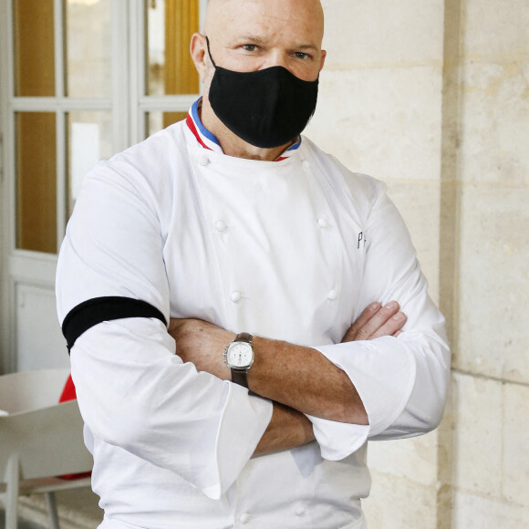 Le grand chef Bordelais et présentateur TV Philippe Etchebest organise un concert de casseroles devant son restaurant Bordelais "Le 4ème Mur" avec son équipe afin de soutenir l'ouverture des restaurants pendant la crise liée à l'épidémie de Coronavirus (COVID-19), le 2 Octobre 2020 à Bordeaux.