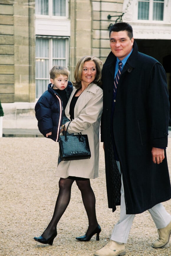 David Douillet, sa femme Valerie et leur fils, Palais de l'Elysee Paris 2000 - Archive Portrait