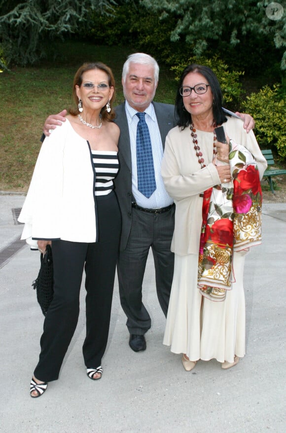 Claudia Cardinale, Jean-Claude Brialy et Nana Mouskouri au Festival de la chanson au Théâtre Silvia Monfort. Paris.