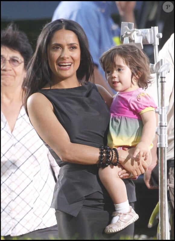 Salma Hayek et sa fille Valentina sur le tournage du film "Grown Up", dans le Massachusetts, en 2009.