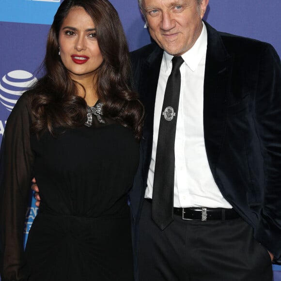 Salma Hayek et son mari François-Henri Pinault au photocall d'ouverture de la 31ème édition du "Palm Springs Film Festival Film Awards" au Palm Springs Convention Center à Los Angeles, le 2 janvier 2020.