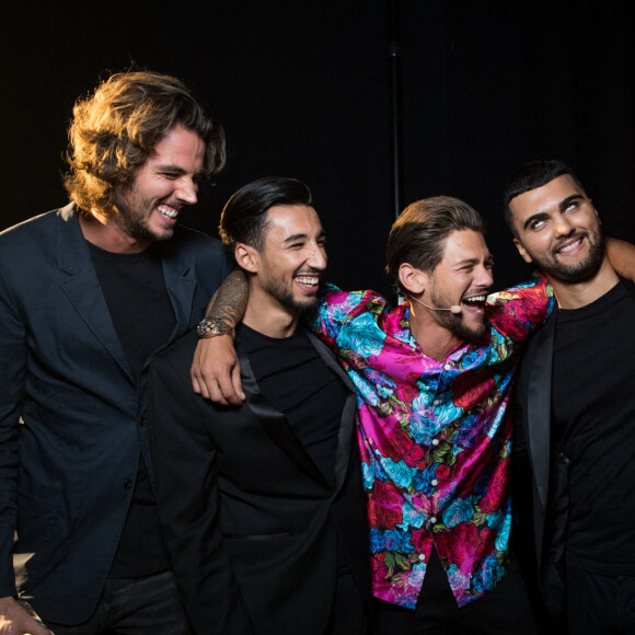Exclusif -Rayane Bensetti, Djafaar, Hichem, Thomas, Mohammed (amis d'enfance) - Backstage de l'enregistrement de l'émission "La Chanson secrète 7 " à la Scène musicale à Paris, qui sera diffusée le 15 janvier 2021 sur TF1. Après le succès des précédentes éditions, " LA CHANSON SECRETE ", présentée par N.ALIAGAS et produite par DMLS TV, revient sur TF1. 8 artistes ne savent rien de ce qui va se passer pour eux ! Ils ont accepté de jouer le jeu, de se laisser totalement surprendre, émouvoir, parfois même déstabiliser car ils vont découvrir en même temps que les téléspectateurs une surprise : une chanson qui leur est chère revisitée et réinterprétée par un artiste. Des mises en scène spectaculaires au service de l'émotion... Et des émotions fortes pour l'artiste assis dans le fauteuil grâce à la venue sur le plateau de proches et d'invités inattendus. Les téléspectateurs seront aux premières loges pour vivre ces moments d'intimité musicale rare. © Gaffiot-Moreau / Bestimage 