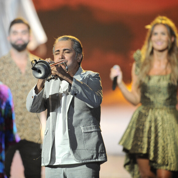 Exclusif -Rayane Bensetti et son oncle Djafaar - Surprises - Enregistrement de l'émission "La Chanson secrète 7 " à la Scène musicale à Paris, qui sera diffusée le 15 janvier 2021 sur TF1. Après le succès des précédentes éditions, " LA CHANSON SECRETE ", présentée par N.ALIAGAS et produite par DMLS TV, revient sur TF1. 8 artistes ne savent rien de ce qui va se passer pour eux ! Ils ont accepté de jouer le jeu, de se laisser totalement surprendre, émouvoir, parfois même déstabiliser car ils vont découvrir en même temps que les téléspectateurs une surprise : une chanson qui leur est chère revisitée et réinterprétée par un artiste. Des mises en scène spectaculaires au service de l'émotion... Et des émotions fortes pour l'artiste assis dans le fauteuil grâce à la venue sur le plateau de proches et d'invités inattendus. Les téléspectateurs seront aux premières loges pour vivre ces moments d'intimité musicale rare. © Gaffiot-Moreau / Bestimage 