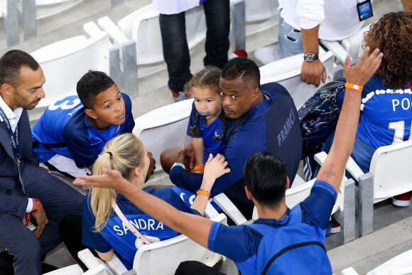 Patrice Evra, sa femme Sandra, sa fille, Maona et son fils, Lenny lors du match de l'Euro 2016 Allemagne-France au stade Vélodrome à Marseille, France, le 7 juillet 2016.