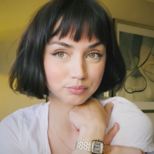 Ana de Armas apparaît dans le premier épisode de la saison 2 de la série "Ser mamá es De Madre".