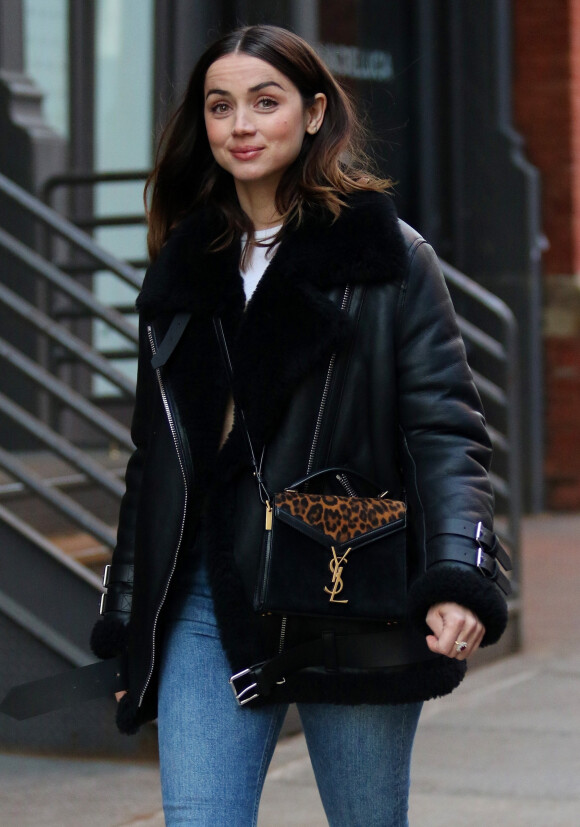 Ana de Armas (bond girl "No Time to Die") fait du shopping dans le quartier de Manhattan à New York, le 17 février 2020