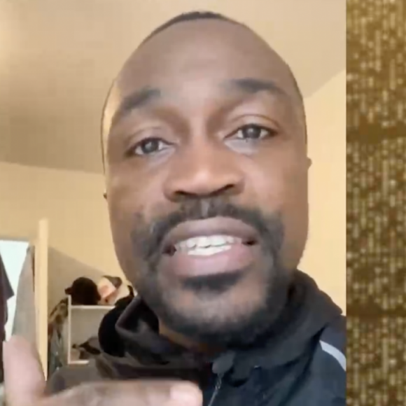 Otis, ancien candidat, fait son retour dans le jeu "À prendre ou à laisser" pour lancer un triste appel, lundi 18 janvier 2021 sur C8.