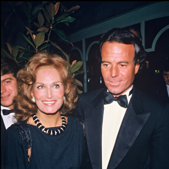 Archives - Julio Iglesias et Dalida en soirée à Paris en 1983