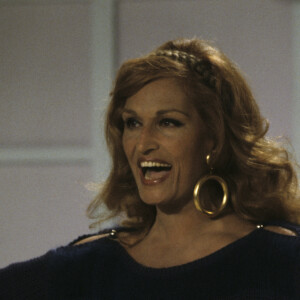 Archives - En France, à Paris, Dalida sur le plateau d'une émission le 14 avril 1982.