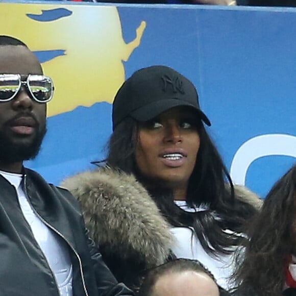 Maitre Gims et sa femme DemDem dans les tribunes - Maître Gims a ambiancé le Stade de France en interprétant 3 chansons avant la rencontre, et en présentant à la fin de son mini-show (avant le coup d'envoi de la finale PSG-Lille), le trophée de la Coupe de la Ligue 2016 à Paris. © Cyril Moreau/Bestimage