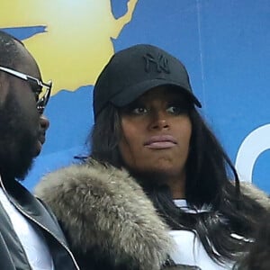 Maitre Gims et sa femme DemDem dans les tribunes - Maître Gims a ambiancé le Stade de France en interprétant 3 chansons avant la rencontre, et en présentant à la fin de son mini-show (avant le coup d'envoi de la finale PSG-Lille), le trophée de la Coupe de la Ligue 2016 à Paris. © Cyril Moreau/Bestimage