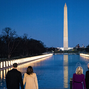 Le président élu Joe Biden, la vice-présidente élue Kamala Harris et leurs époux respectifs Jill Biden et Douglas Emhoff au Lincoln Memorial. Washington, le 19 janvier 2021.