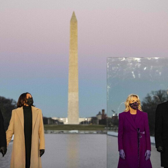 Le président élu Joe Biden, la vice-présidente élue Kamala Harris et leurs époux respectifs Jill Biden et Douglas Emhoff au Lincoln Memorial. Washington, le 19 janvier 2021.