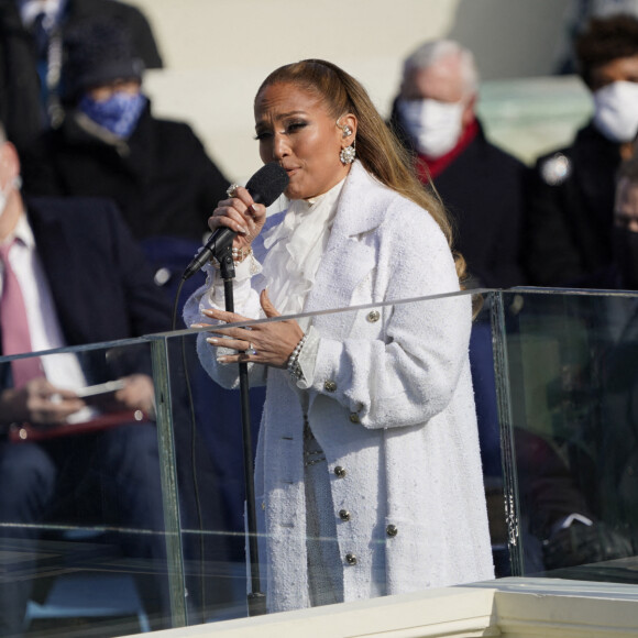 Jennifer Lopez chante lors de l'investiture de Joe Biden à Washington, le 20 janvier 2021.