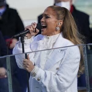 Jennifer Lopez chante lors de l'investiture de Joe Biden à Washington, le 20 janvier 2021.