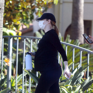 Exclusif - Emma Stone, enceinte de son premier enfant, se balade à Los Angeles avec une amie le 30 décembre 2020.