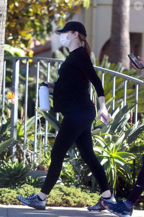Exclusif - Emma Stone, enceinte de son premier enfant, se balade à Los Angeles avec une amie le 30 décembre 2020.