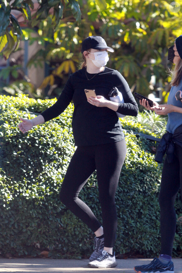 Exclusif - Emma Stone, enceinte de son premier enfant, se balade à Los Angeles avec une amie le 30 décembre 2020.