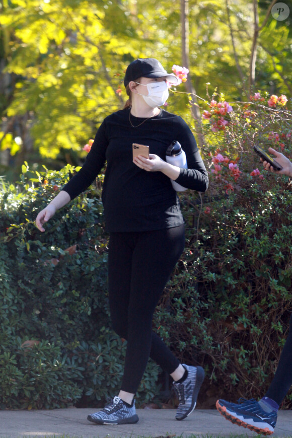 Exclusif - Emma Stone, enceinte de son premier enfant, se balade à Los Angeles avec une amie le 30 décembre 2020.