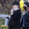 Exclusif - Emma Stone, enceinte de son premier enfant, se balade à Los Angeles avec une amie le 30 décembre 2020.