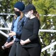 Exclusif - Emma Stone, enceinte de son premier enfant, se balade à Los Angeles avec une amie.