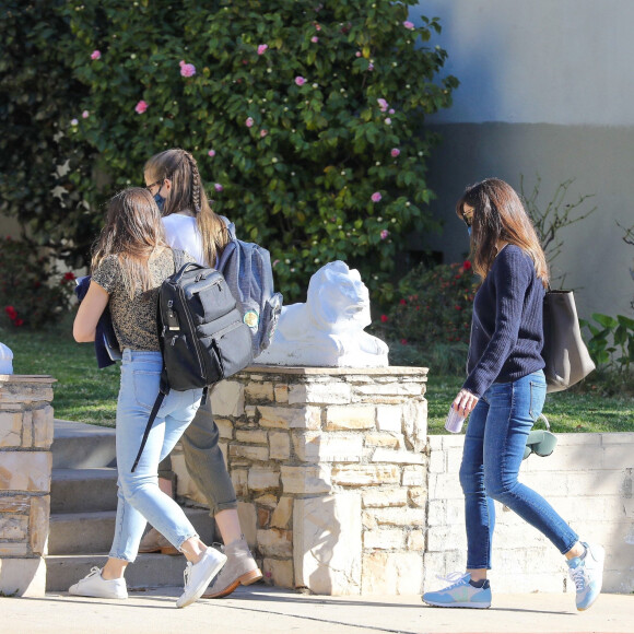 Jennifer Garner et sa fille Violet (15 ans, en salopette kaki) à Los Angeles le 21 janvier 2021.