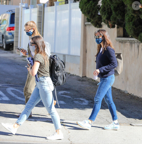 Jennifer Garner et sa fille Violet (15 ans, en salopette kaki) à Los Angeles le 21 janvier 2021.