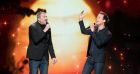 Cyril Féraud chante avec Daniel Lévi "L'envie d'aimer" dans "La Boîte à secrets" sur France 3.