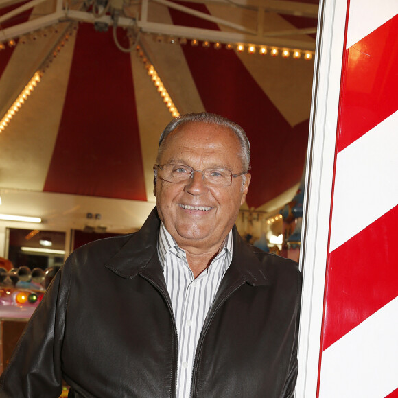 En France, à Paris, Gérard Louvin, lors de l'inauguration de LA FETE A NEU NEU dans le Bois de Boulogne, au profit de l'Association LES MAINS ROUGES le 30 août 2013.