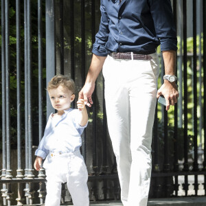 Hugo Philip et son fils Marlon - Caroline Receveur et Hugo Philip arrivent à la Mairie du 16ème arrondissement à Paris pour leur mariage, le 11 juillet 2020. Veuillez flouter le visage des enfants avant publication