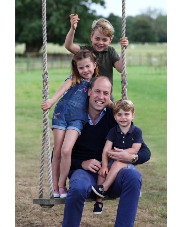Le prince William et ses trois enfants, le prince George, la princesse Charlotte et le prince Louis, sur Instagram, 2020. La photo a été prise par Kate Middleton dans leur maison d'Anmer Hall, dans le Norfolk.