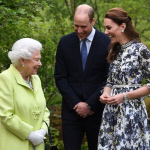 La reine Elisabeth II d'Angleterre, le prince William, duc de Cambridge, et Catherine (Kate) Middleton, duchesse de Cambridge, en visite au "Chelsea Flower Show 2019" à Londres.