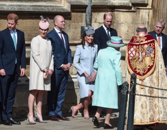 Le prince Harry, duc de Sussex, Zara Tindall, Mike Tindall, le prince William, duc de Cambridge, et Catherine (Kate) Middleton, duchesse de Cambridge, le prince Andrew, duc d'York et la reine Elisabeth II d'Angleterre, arrivent pour assister à la messe de Pâques à la chapelle Saint-Georges du château de Windsor, le 21 avril 2019.