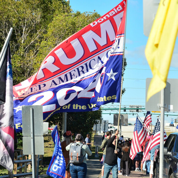 Des partisans du président américain Donald J.Trump attendent dans la rue que le cortège présidentiel arrive en route pour Mar-a -Lago pour la dernière fois en tant que président des États-Unis le mercredi 20 janvier 2021 à West Palm Beach, Floride. Après un mandat de quatre ans en tant que président, M. Trump a été destitué deux fois par les États-Unis, une fois le 18 décembre 2019 pour abus de pouvoir et obstruction au Congrès. La deuxième mise en accusation était d'avoir "incité" à l'émeute du Capitole américain le 13 janvier 2021. La Chambre a voté 232-197 pour destituer Trump, avec quatre abstentions du GOP.