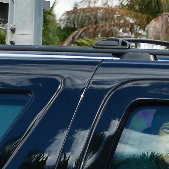 Des partisans du président américain Donald J.Trump attendent dans la rue que le cortège présidentiel arrive en route pour Mar-a -Lago pour la dernière fois en tant que président des États-Unis le mercredi 20 janvier 2021 à West Palm Beach, Floride. Après un mandat de quatre ans en tant que président, M. Trump a été destitué deux fois par les États-Unis, une fois le 18 décembre 2019 pour abus de pouvoir et obstruction au Congrès. La deuxième mise en accusation était d'avoir "incité" à l'émeute du Capitole américain le 13 janvier 2021. La Chambre a voté 232-197 pour destituer Trump, avec quatre abstentions du GOP.
