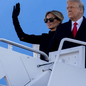 Donald Trump et sa femme Melania montent, pour la dernière fois, à bord de Air Force One sur la base Andrews, pour s'envoler vers la Floride, le jour de l'investiture du nouveau président des Etats-Unis. Le 20 janvier 2021