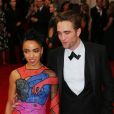 Robert Pattinson et sa fiancée FKA TWigs (Tahliah Debrett Barnett) - Soirée Costume Institute Gala 2015 (Met Ball) au Metropolitan Museum célébrant l'ouverture de Chine: à travers le miroir à New York, le 4 mai 2015.